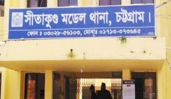 সীতাকুণ্ডে মাইক্রোবাস দুর্ঘটনায় মা-মেয়ে নিহত !