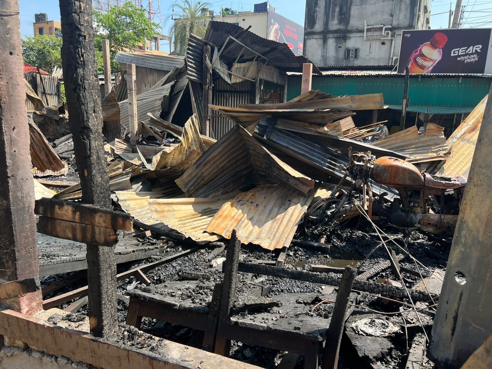 কুমিল্লার নিশিন্তপুর নামার বাজারে ভয়াবহ অগ্নিকান্ডে হোটেলসহ  ৪ প্রতিষ্ঠান পুড়েপ্রায় ৪০ লাখ টাকার বেশি ক্ষয়ক্ষতি