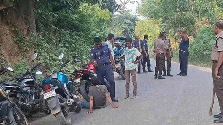 কক্সবাজারে সড়কে প্রকাশ্যে অস্ত্র হাতে ৫০-৬০ যানবাহনে লুটপাট