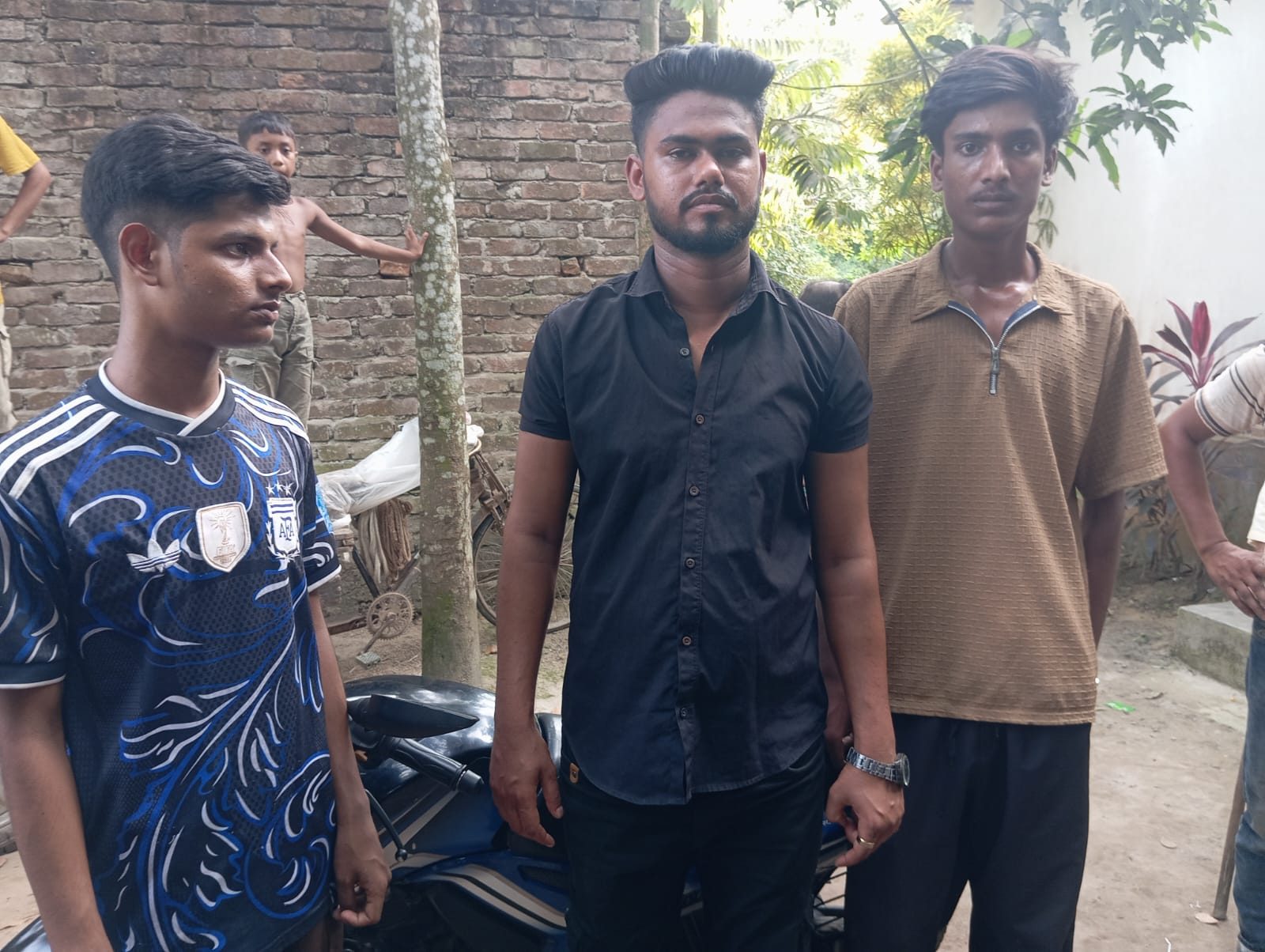 বুড়িচংয়ে ডিবি পরিচয়ে সড়কে ত্রাস সৃষ্টির অভিযোগে আটক-৩