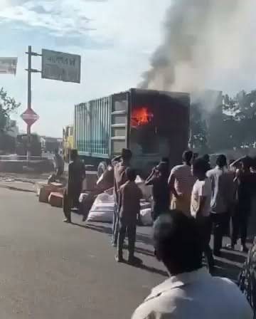কুমিল্লায় সুন্দরবন কুরিয়ারের কাভার্ড ভ্যানে অগ্নিকাণ্ডে বিপুল ক্ষয়ক্ষতি