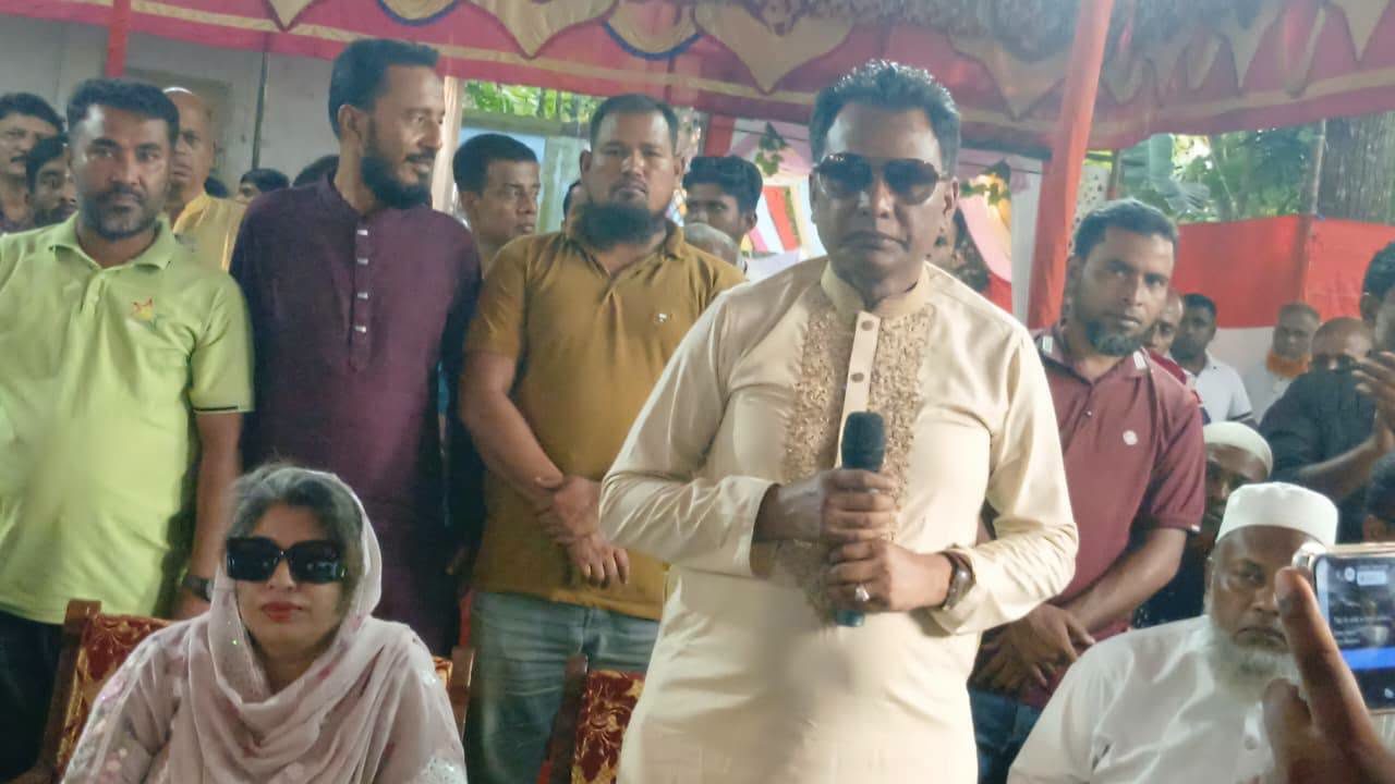 লালমাইতে এমপি মোবাশ্বের আলম  ভূঁইয়ার দুর্গাপূজার মণ্ডপ পরিদর্শন
